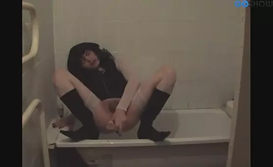 Crossdresser Stimulating in Shower Handle